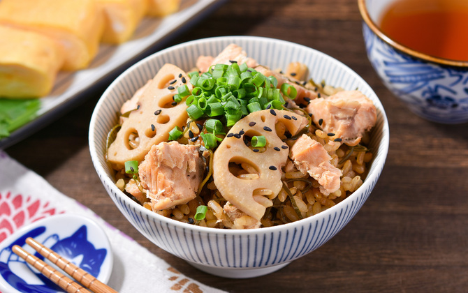 さけ水煮食塩不使用を使った さけとレンコンの炊込みごはん